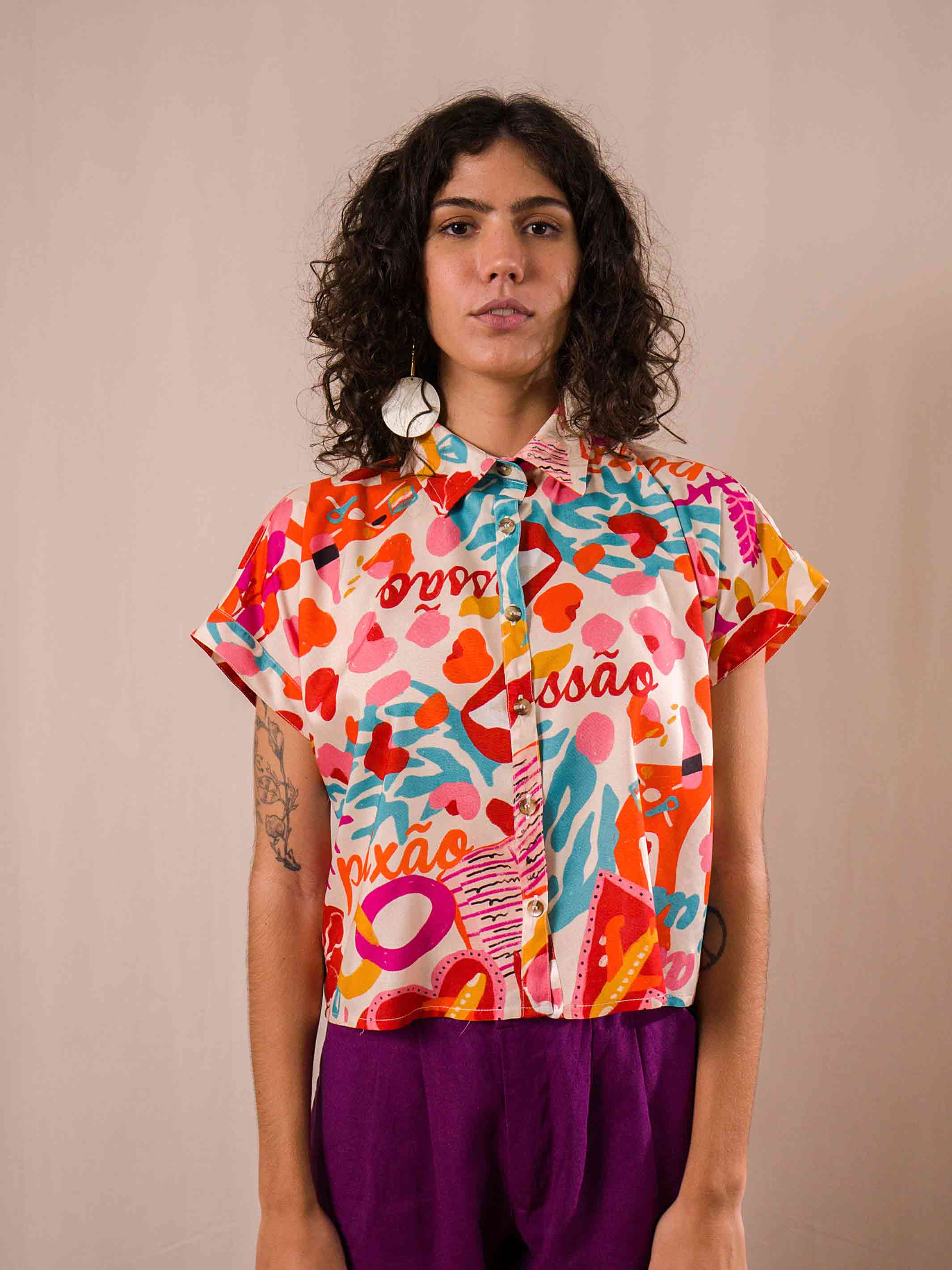 Blusa de botão feminina estampada brega DUAS design