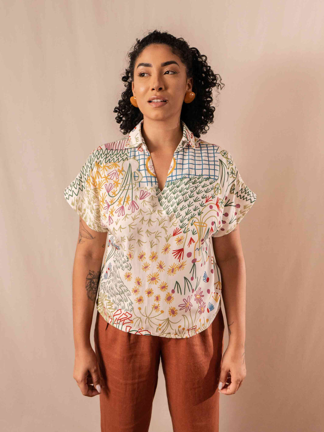 blusa_feminina_estampada_duas-design_moda-autoral_jardim