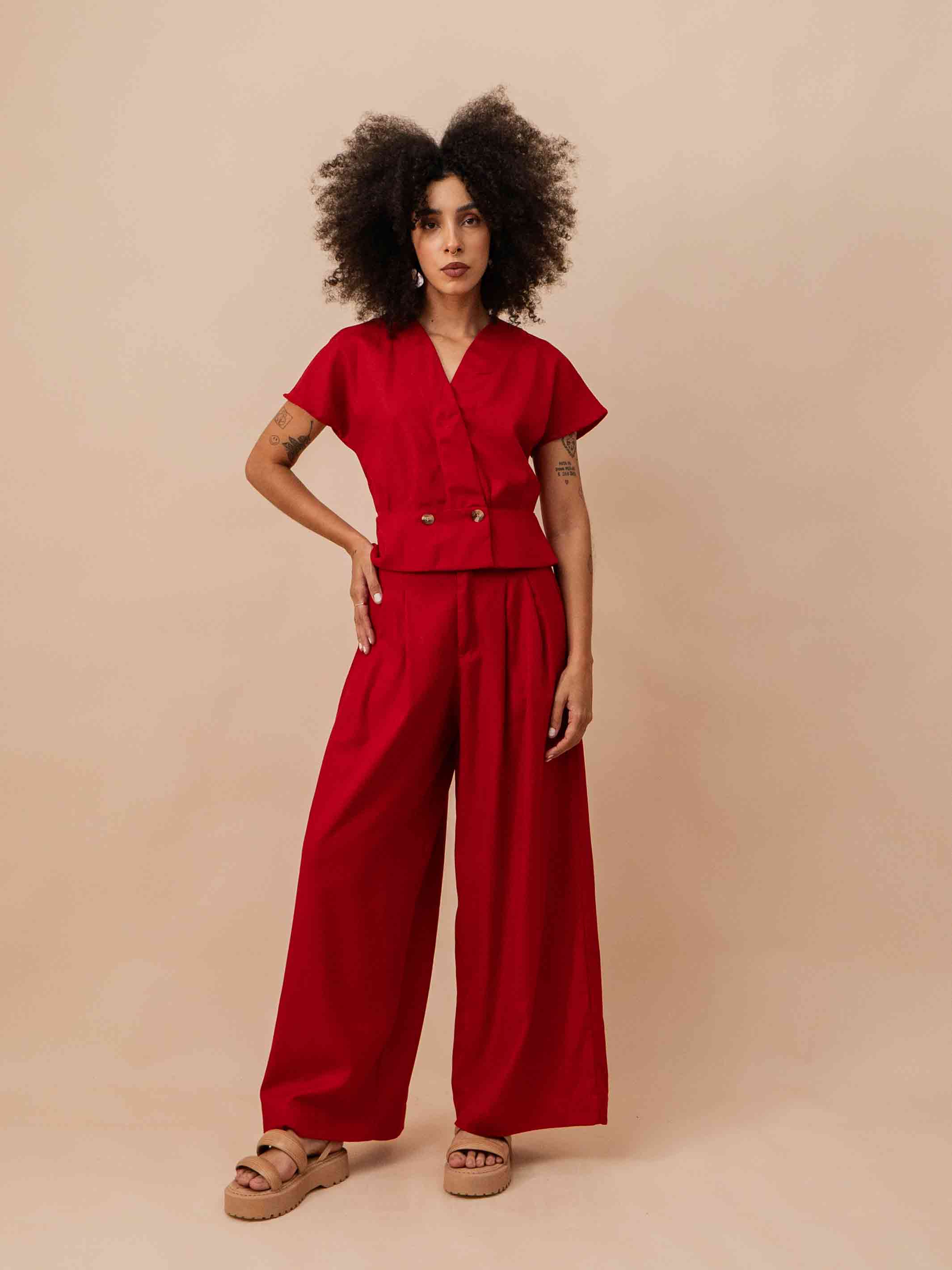 Blusa Transpassada Linho Vermelho | DUAS Design