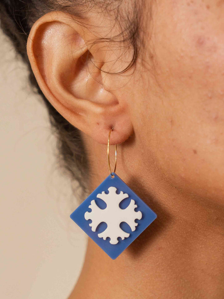 brinco_acrilico_azul_off_duas-design_moda-autoral_recife_pernambuco