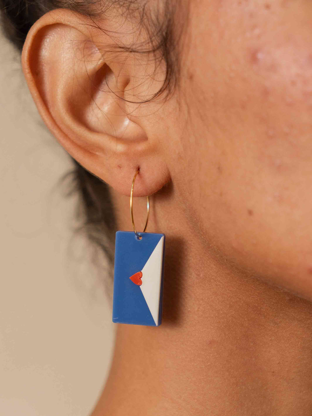 brinco_acrilico_envelope_azul_duas-design_moda-autoral_recife_pernambuco