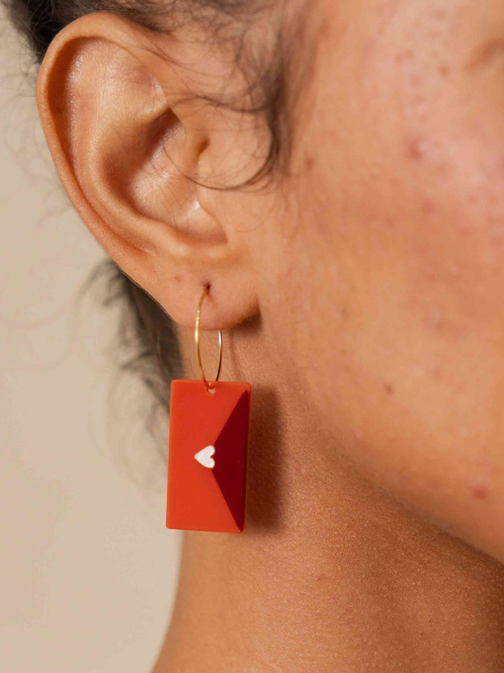 brinco_acrilico_envelope_vermelho_duas-design_moda-autoral_recife_pernambuco