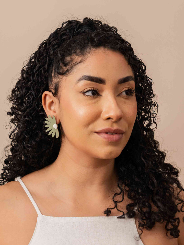 brinco_acrilico_flor_margarida_verde_duas-design_moda-autoral_recife_pernambuco