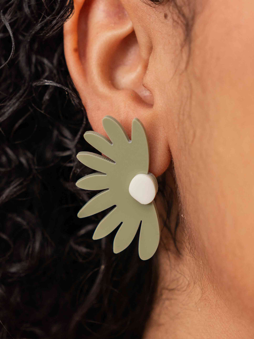 brinco_acrilico_flor_margarida_verde_duas-design_moda-autoral_recife_pernambuco