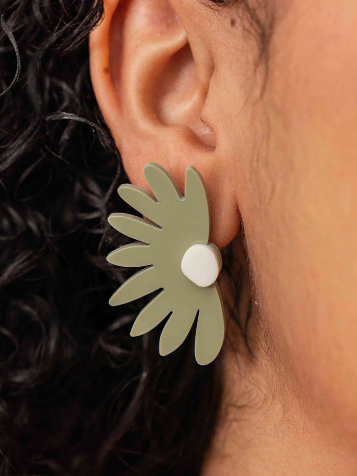 brinco_acrilico_flor_margarida_verde_duas-design_moda-autoral_recife_pernambuco