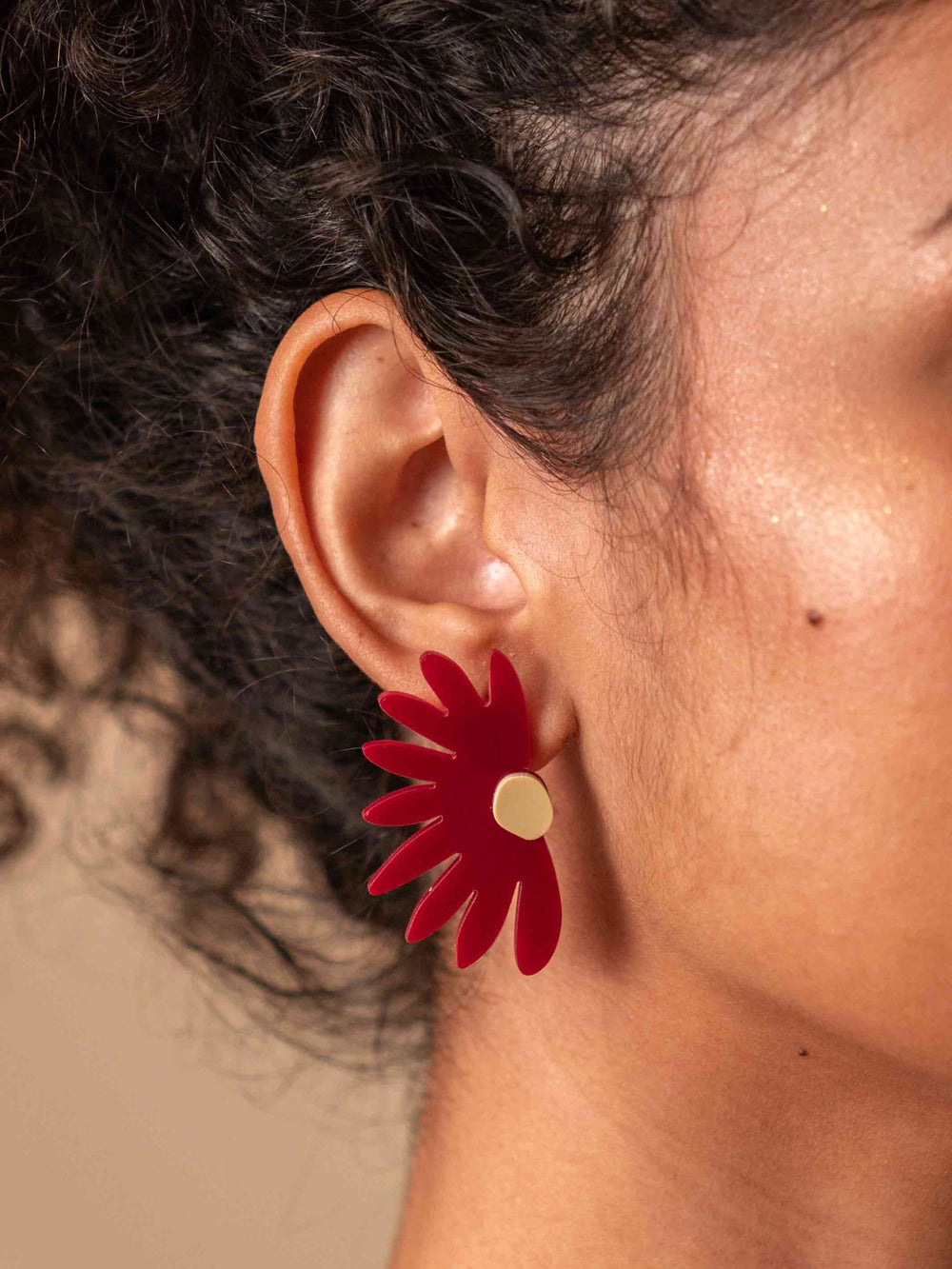 brinco_acrilico_flor_margarida_vinho_duas-design_moda-autoral_recife_pernambuco