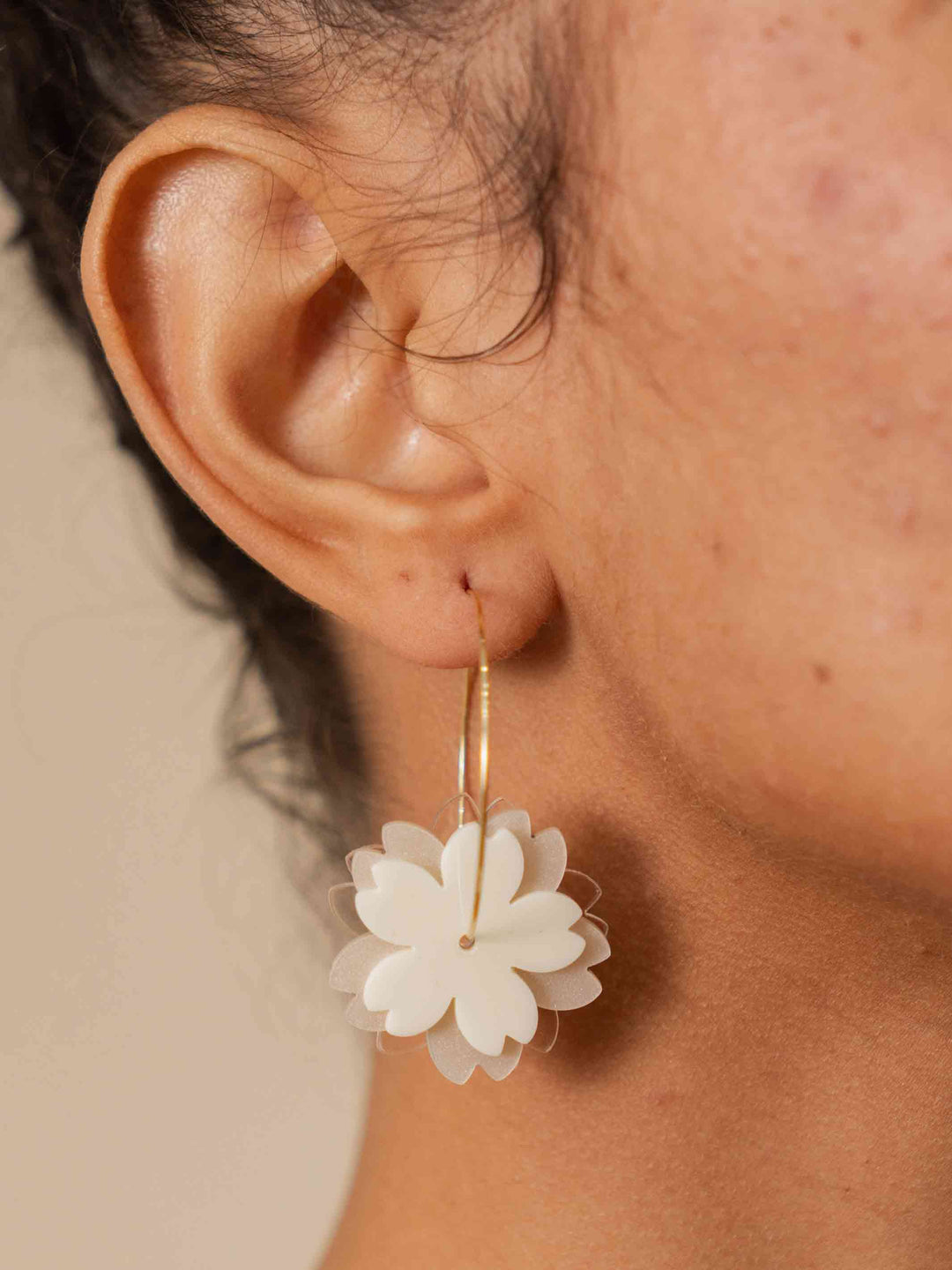 brinco_acrilico_flor_off_duas-design_moda-autoral_recife_pernambuco
