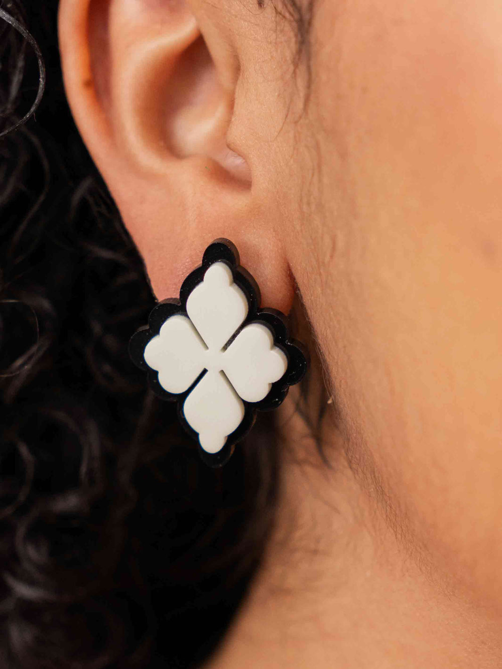 brinco_acrilico_losango_preto-e-branco_duas-design_moda-autoral_recife_pernambuco