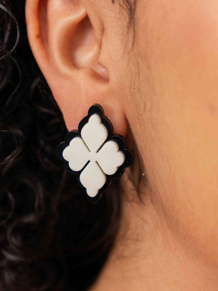 brinco_acrilico_losango_preto-e-branco_duas-design_moda-autoral_recife_pernambuco