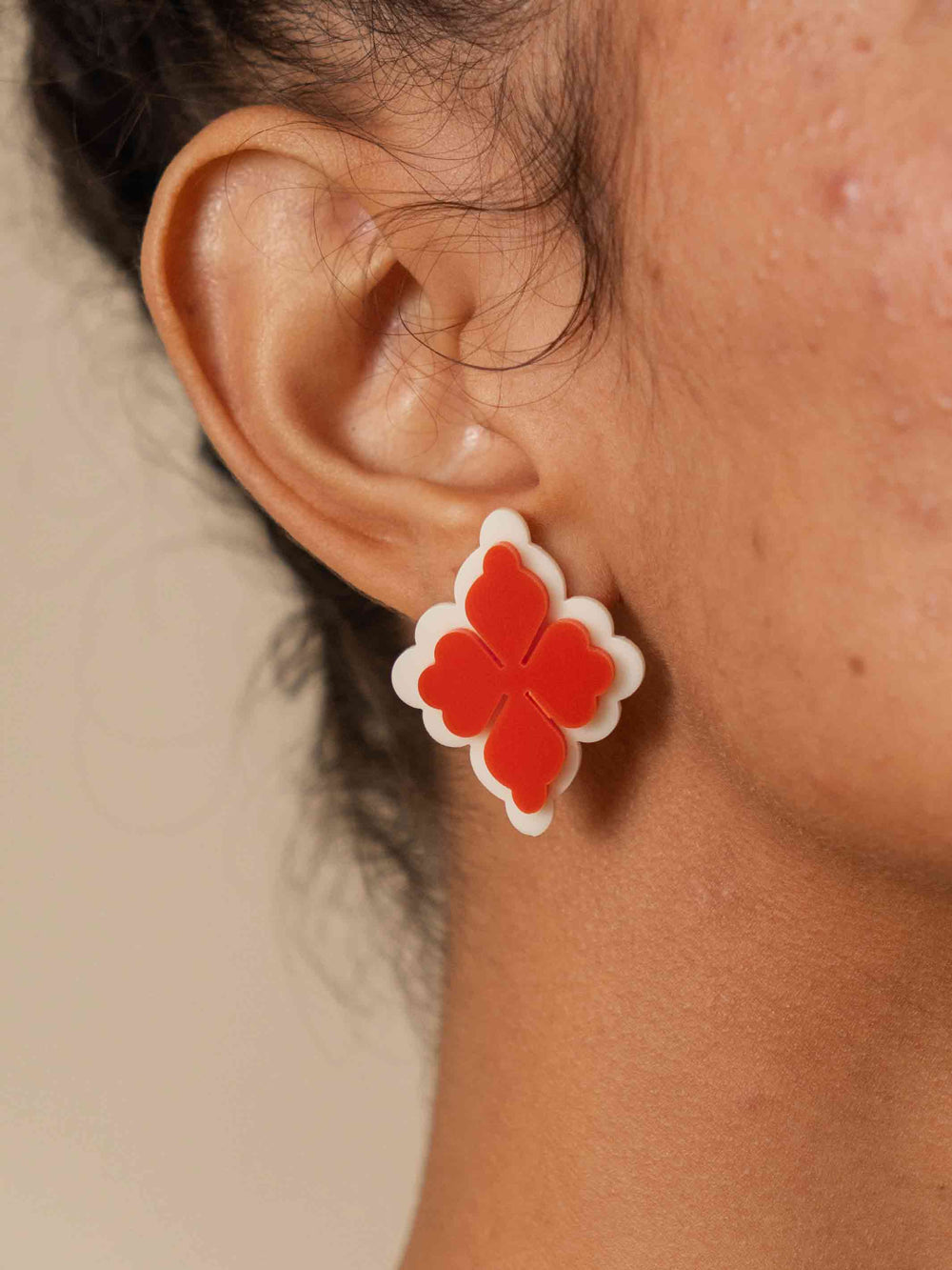 brinco_acrilico_losango_vermelho_duas-design_moda-autoral_recife_pernambuco