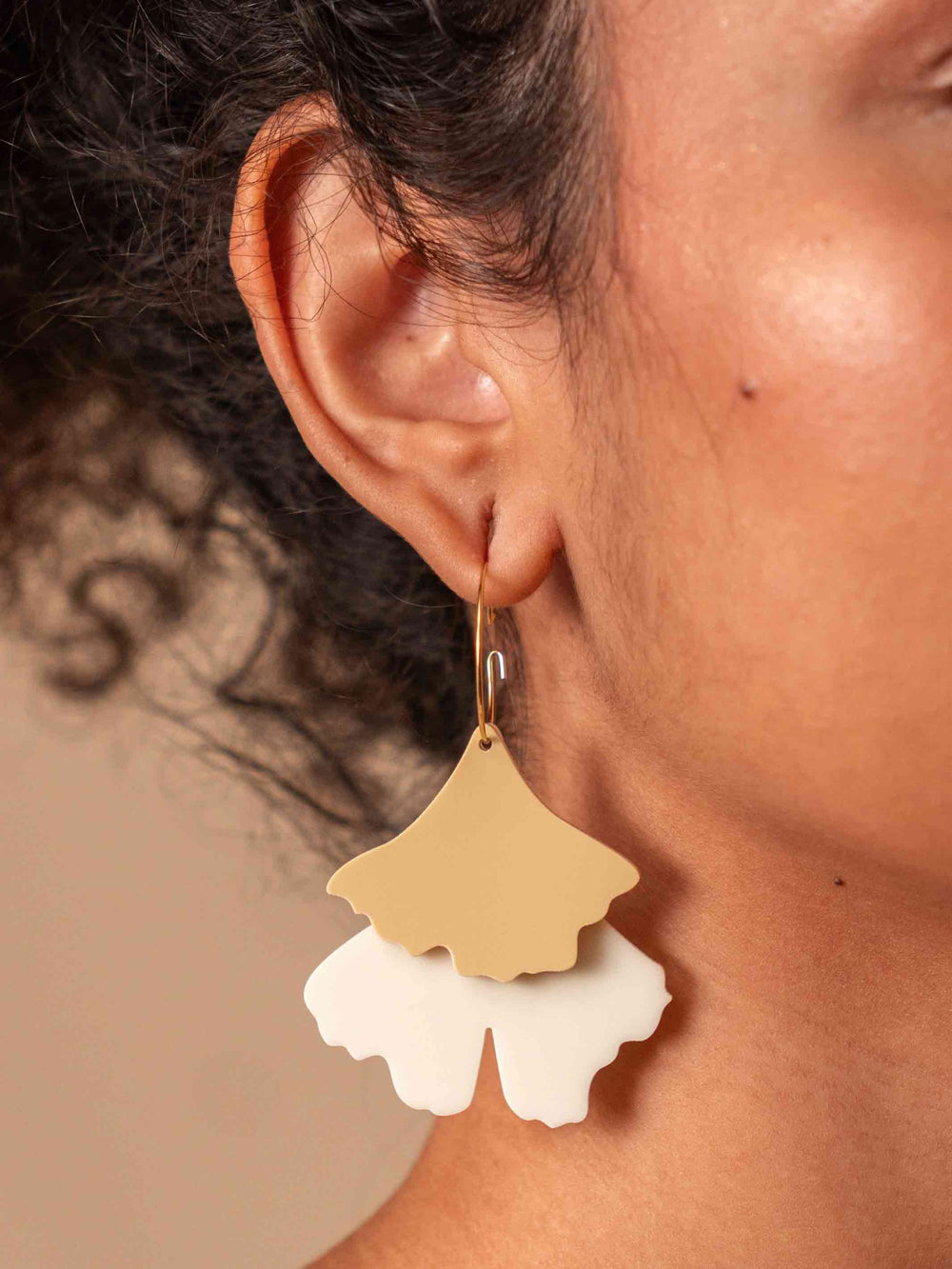 brinco_acrilico_off_bege_duas-design_moda-autoral_recife_pernambuco