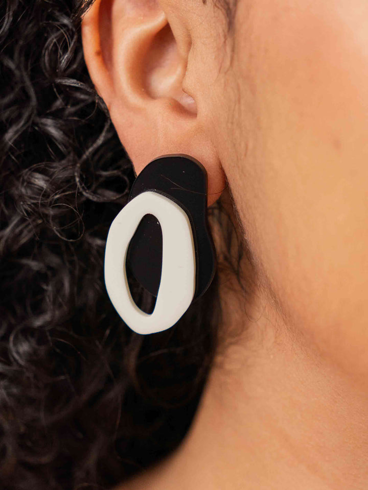 brinco_acrilico_organico_preto-e-branco_duas-design_moda-autoral_recife_pernambuco
