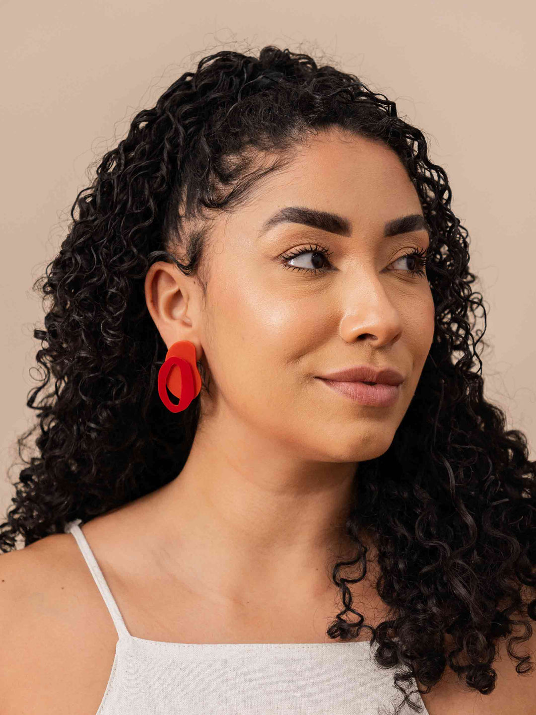 brinco_acrilico_organico_vermelho_duas-design_moda-autoral_recife_pernambuco