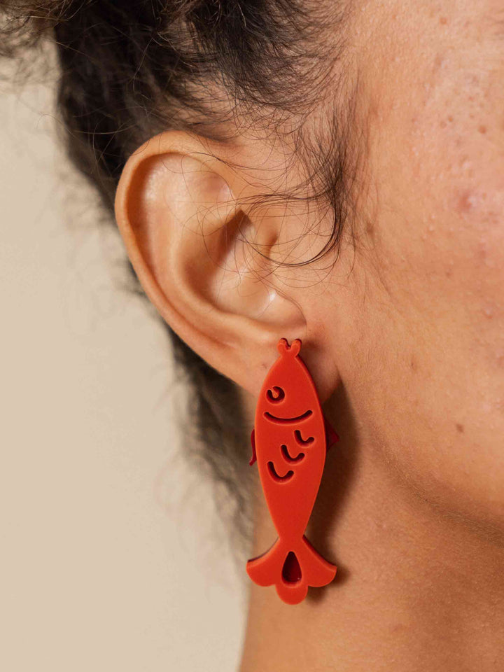 brinco_acrilico_peixe_vermelho_duas-design_moda-autoral_recife_pernambuco