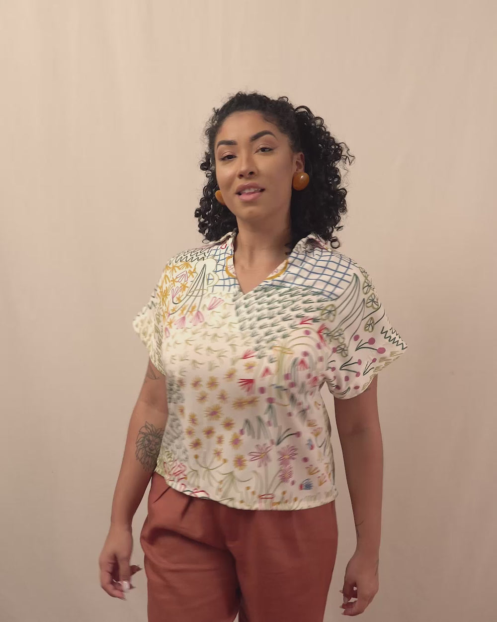 blusa_feminina_estampada_duas-design_moda-autoral_jardim
