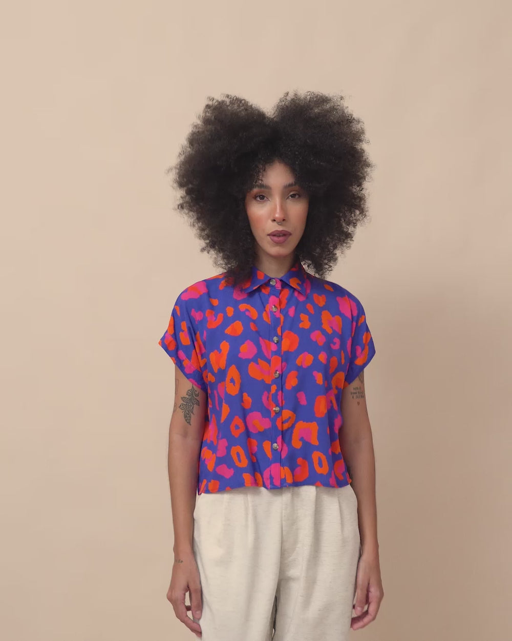 blusa_feminina_estampada_botao_duas_design_moda_autoral_recife_pernambuco