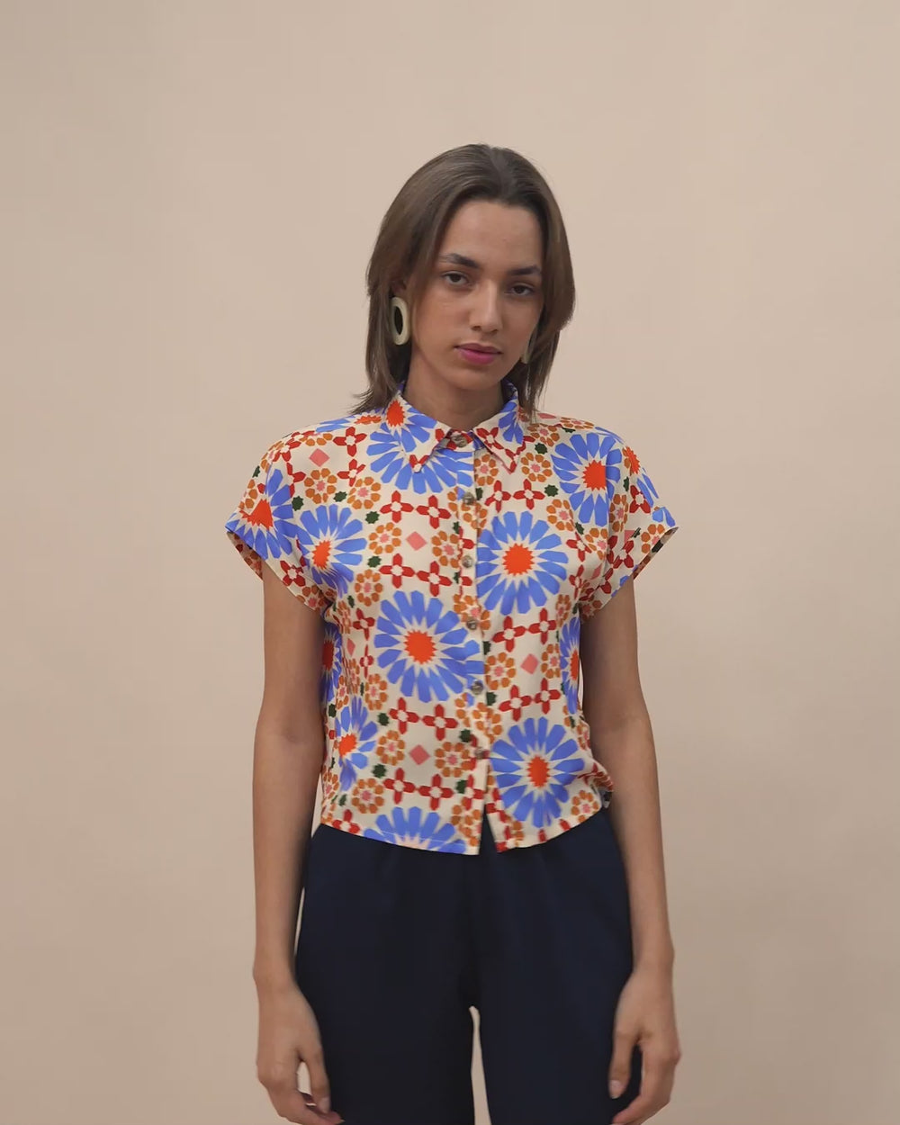 blusa_feminina_estampada_botao_duas_design_moda_autoral_recife_pernambuco