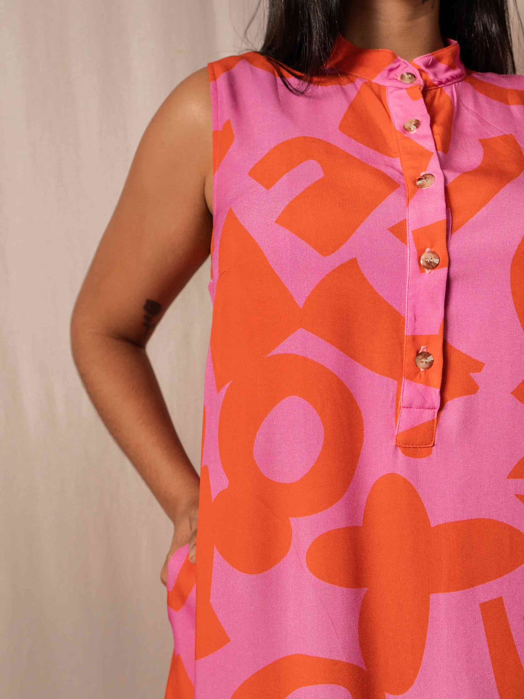 VESTIDO GOLA PADRE CURTO| BARRO