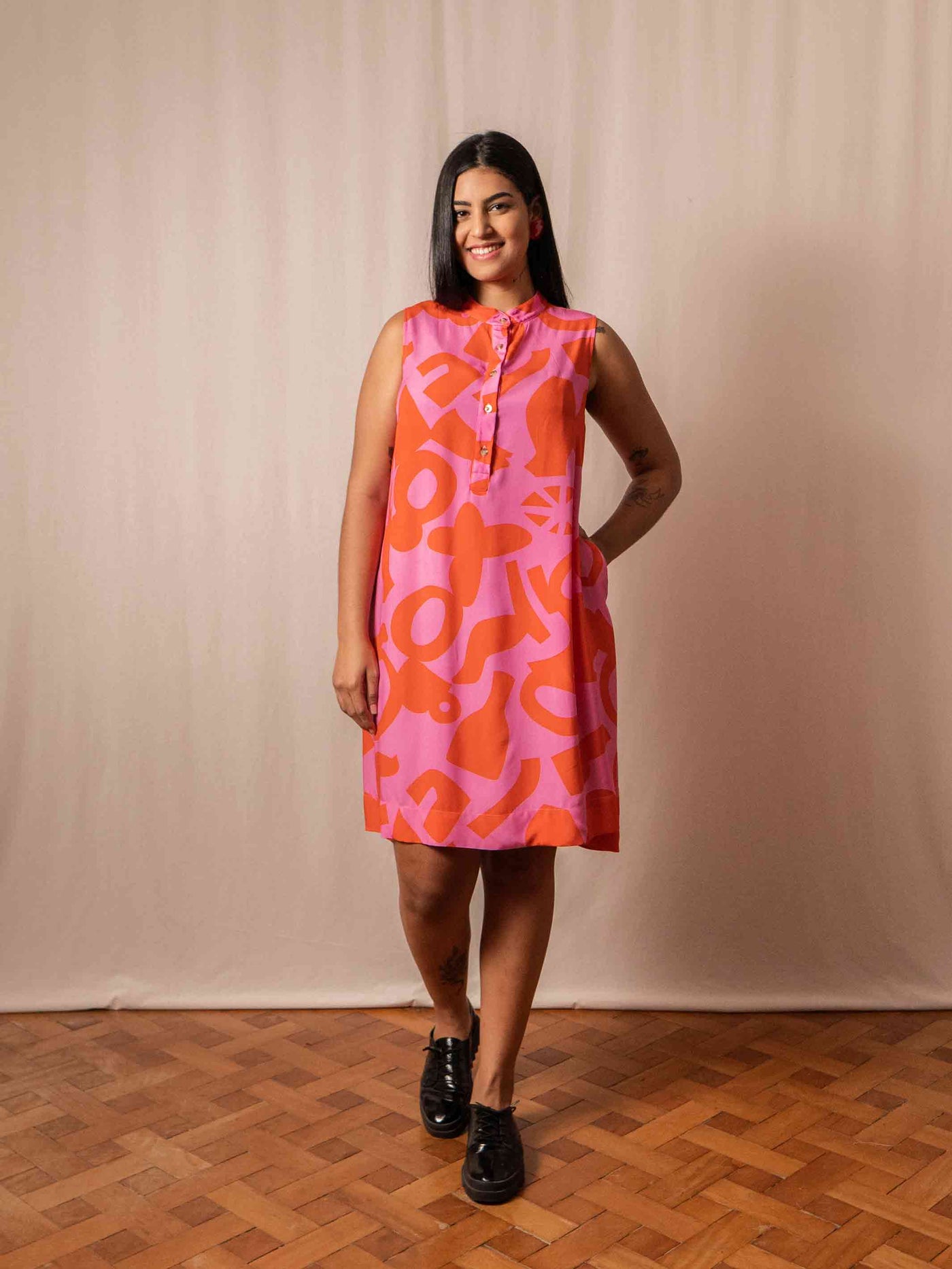 VESTIDO GOLA PADRE CURTO| BARRO