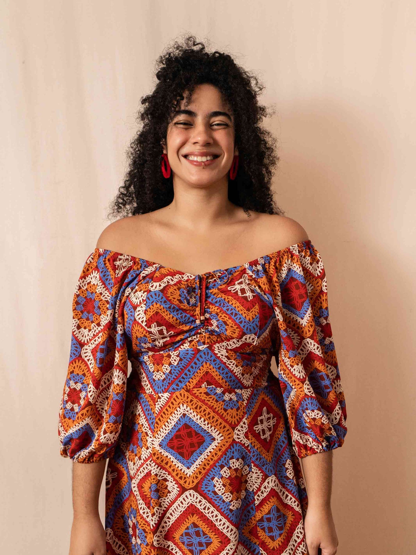 vestido_ombro-a-ombro_curto_feminino_estampado_duas-design_moda-autoral