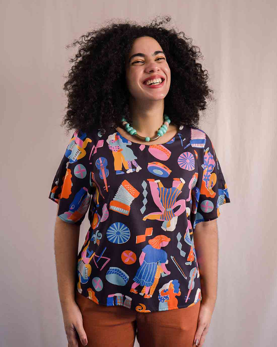 Blusa manga estampada duas design estampa forró preto 2