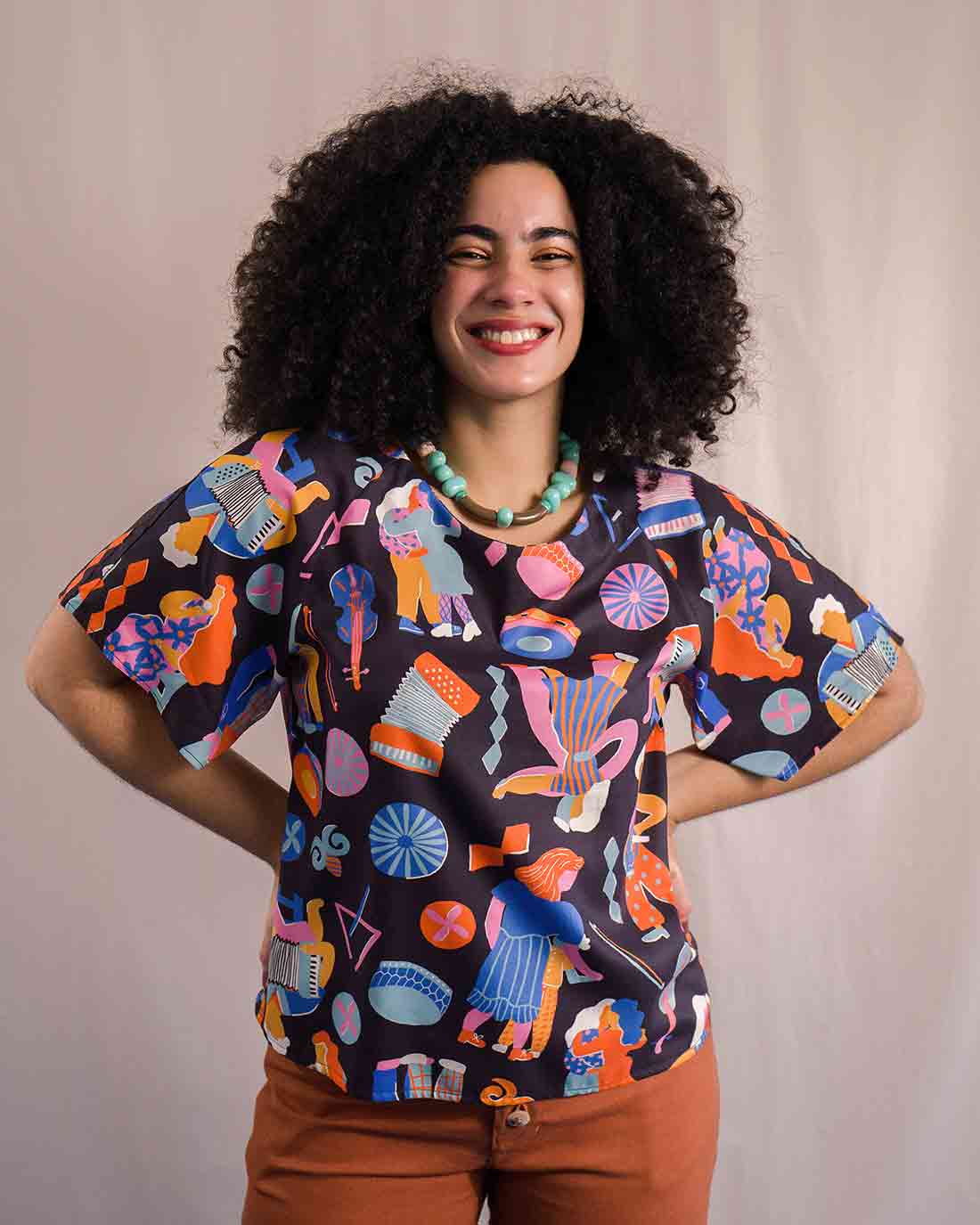 Blusa manga estampada duas design estampa forró preto