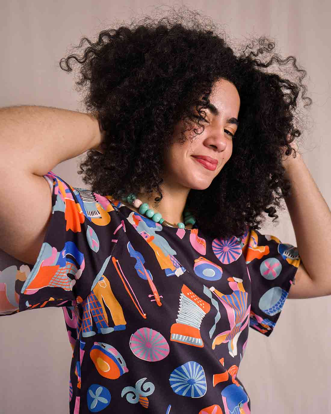 Blusa manga estampada duas design estampa forró preto detalhe 