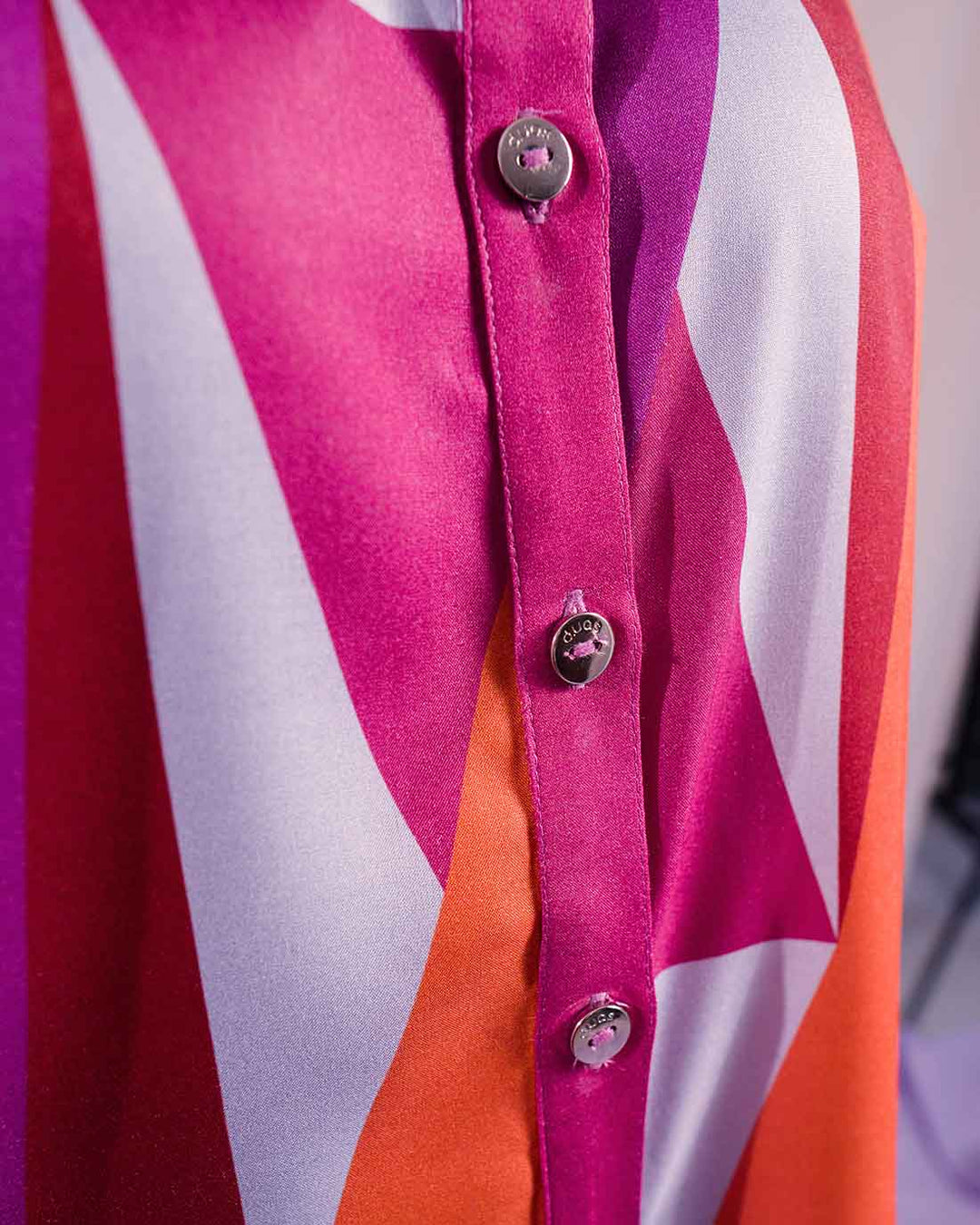 blusa de botão feminina estampada duas design torres detalhe botoes