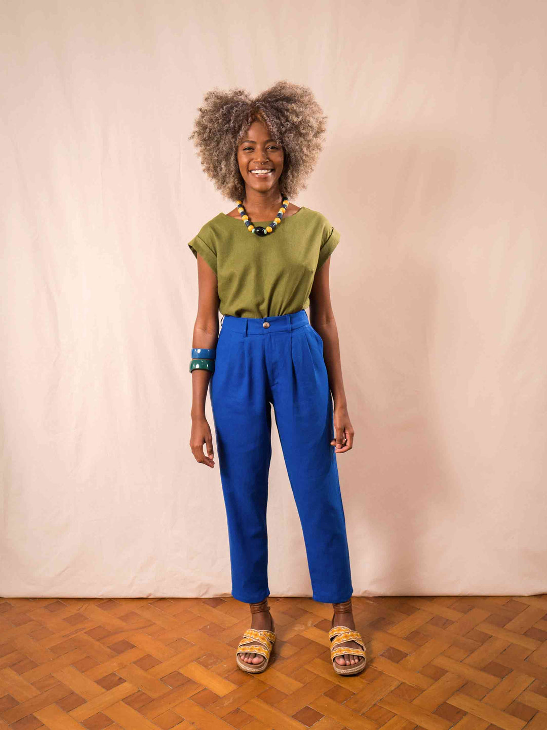 calca_cenoura_feminina_azul_duas-design_moda-autoral