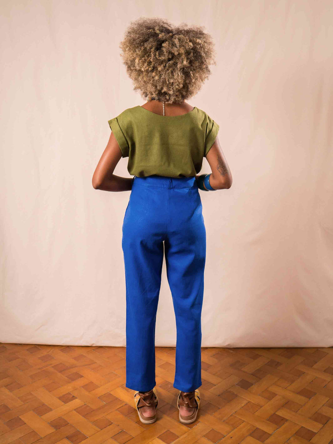 calca_cenoura_feminina_azul_duas-design_moda-autoral