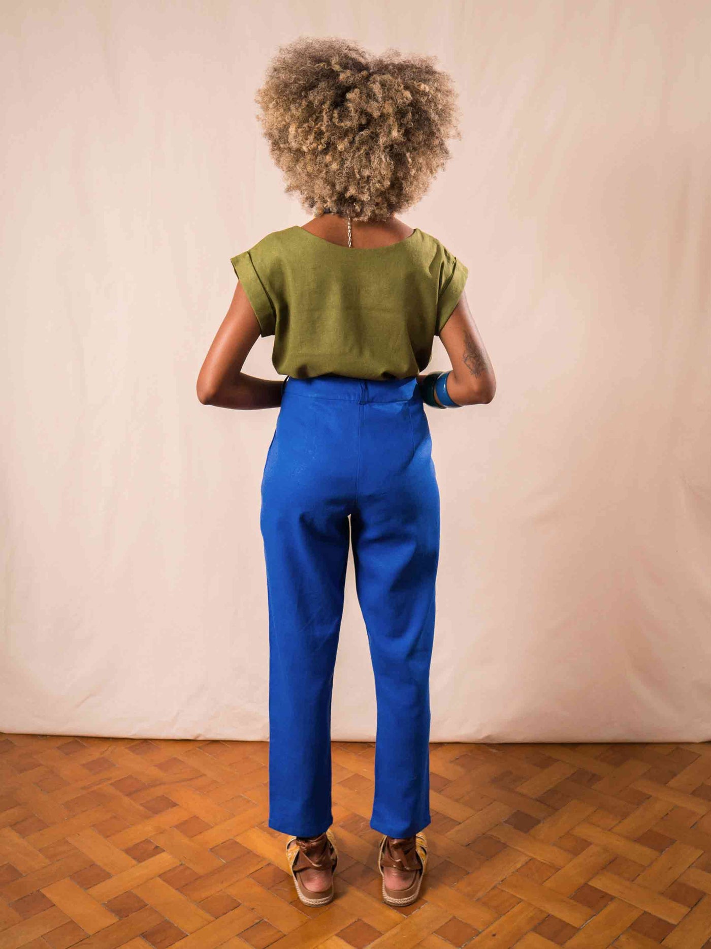 calca_cenoura_feminina_azul_duas-design_moda-autoral