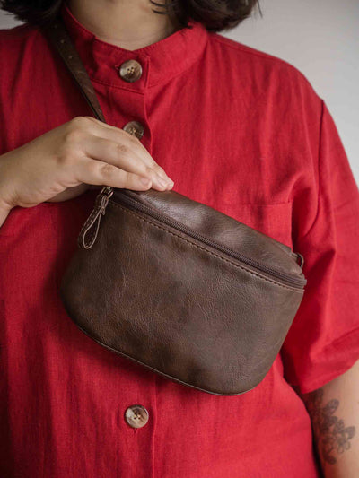 pochete_feminina_transversal_marrom_duas-design_moda-autoral