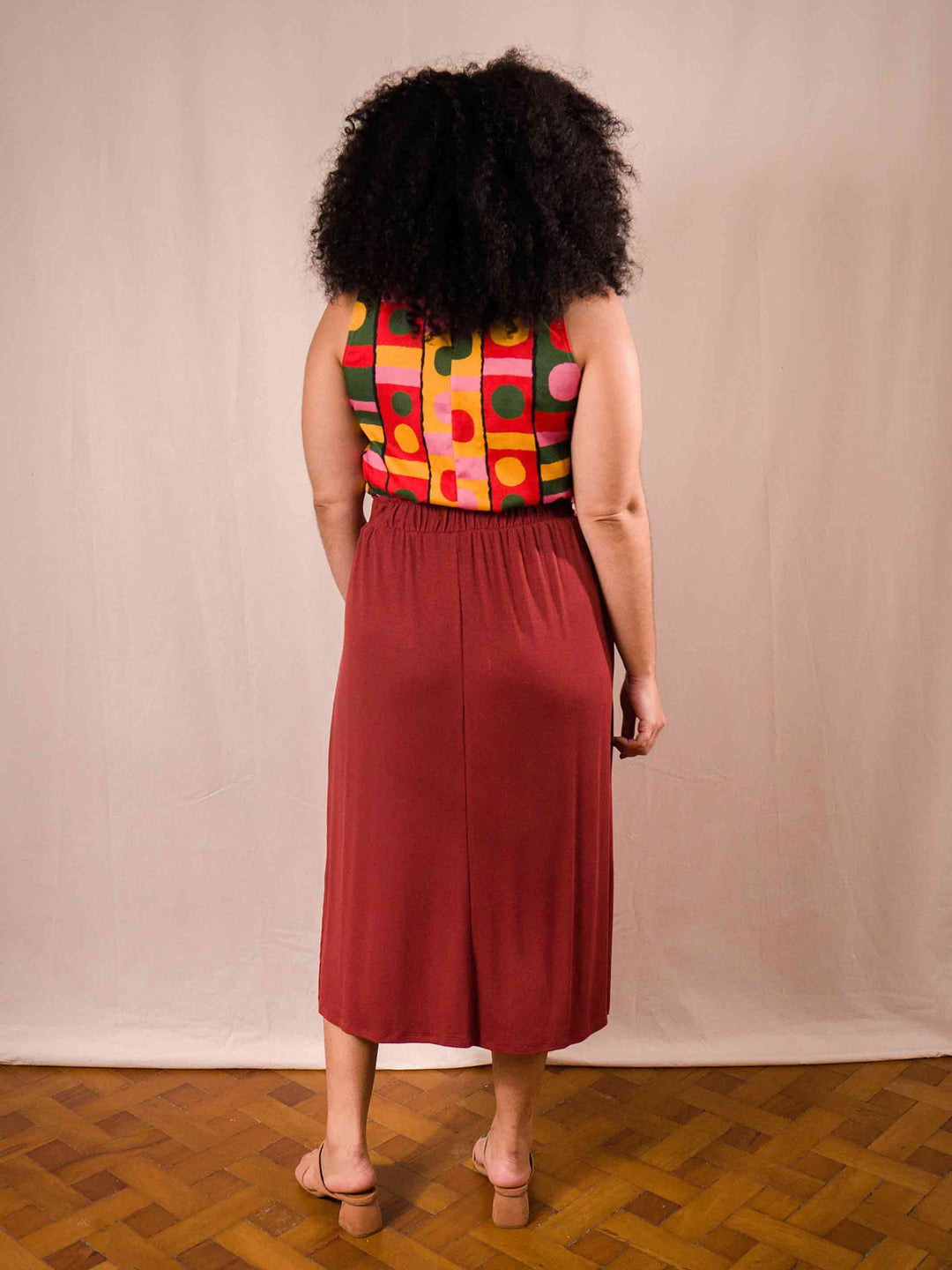 saia midi malha canelada vermelho duas design moda autoral