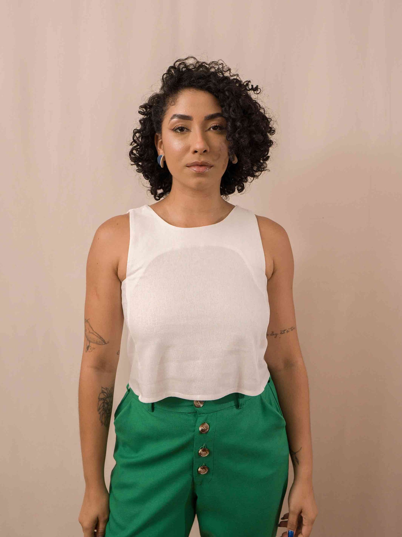 top_cropped_linho_branco_feminina_duas-design_moda-autoral_branca