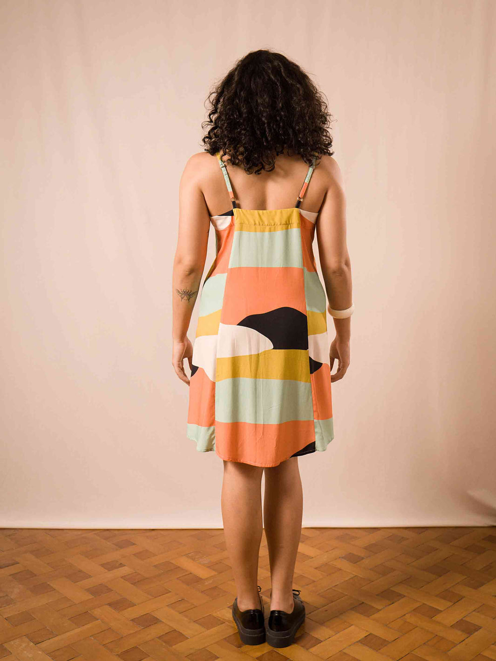 vestido_curto_feminino_estampado_duas-design_moda-autoral_brisa