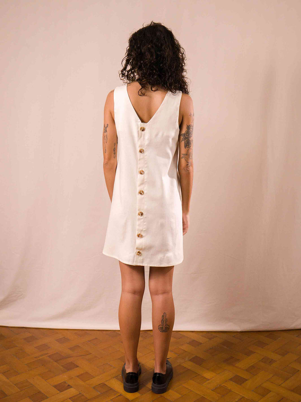 vestido_curto_linho_duas-design_moda-autoral_costas