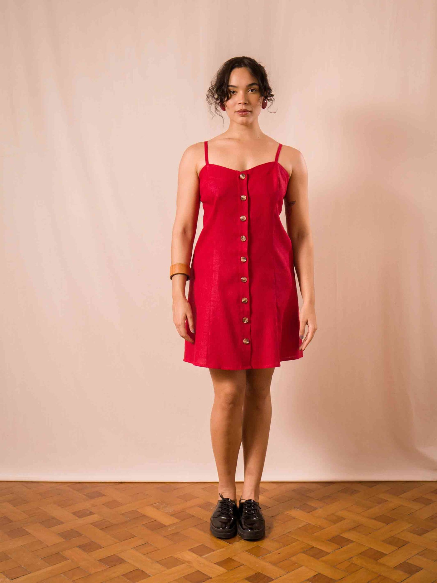 vestido_curto_linho_vermelho_duas-design_moda-autoral_vermelho