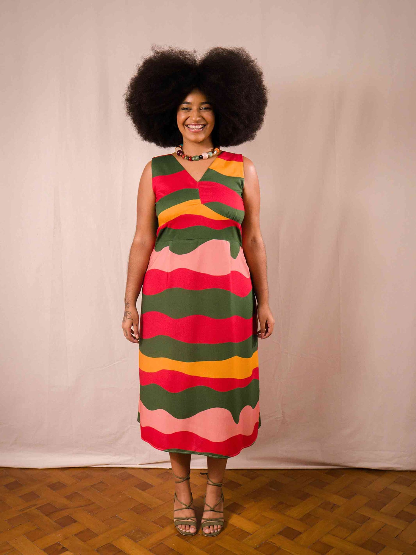 vestido midi estampado duas design moda autoral