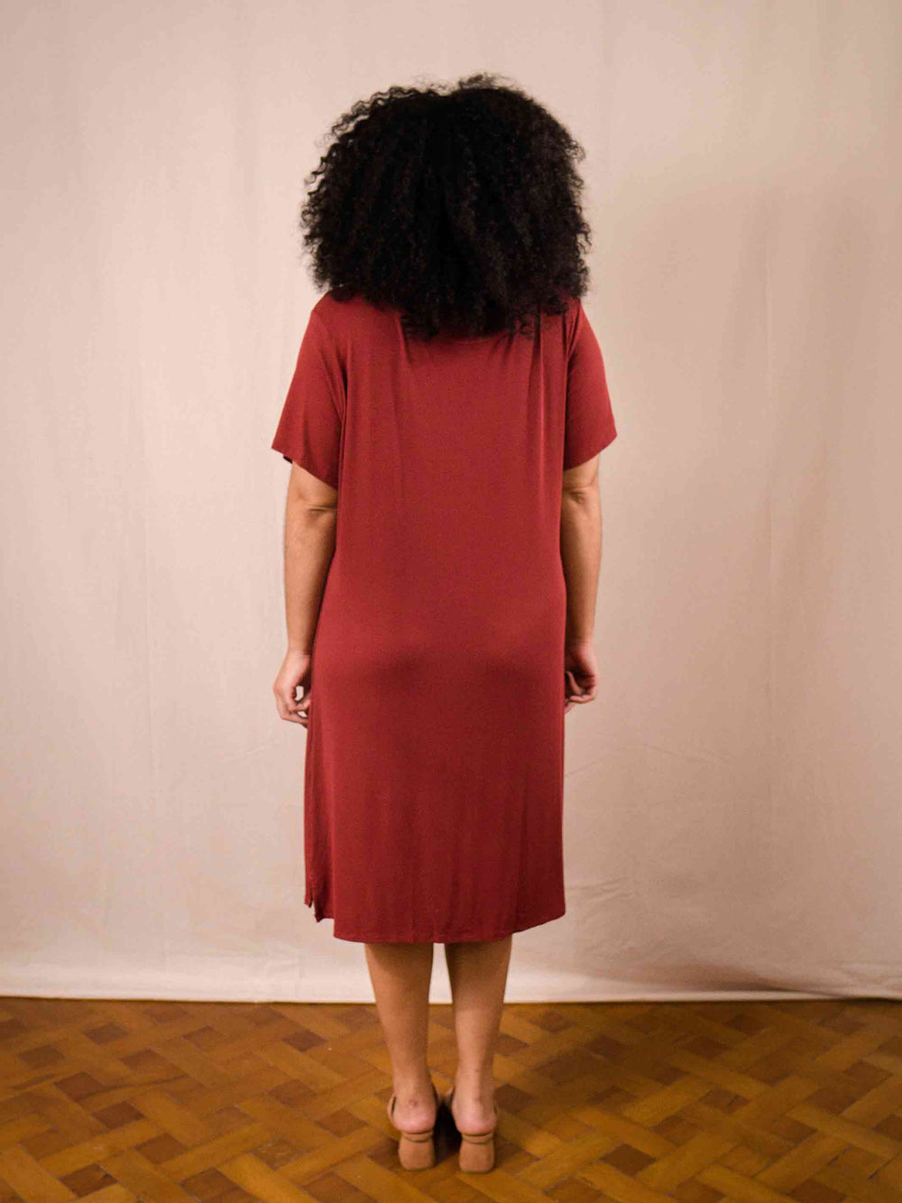 vestido midi malha canelada vermelho duas design moda autoral